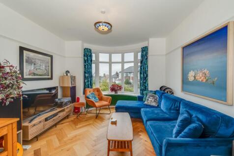 Beautiful through bay windowed lounge diner