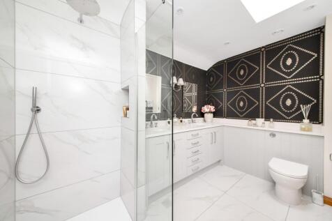ENSUITE SHOWER ROOM