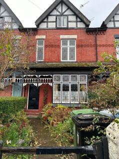 We are pleased to bring to market this large first floor 1 bedroom apartment.