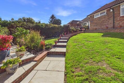 FRONT GARDEN & PATH TO FRONT DOOR