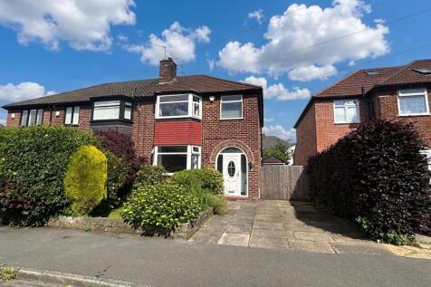 Spacious Three bed semi in the heart of Worsley Village. Close to amenities, transport, and scenic walks.