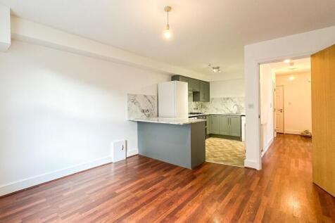 Hunters offer this spacious two double bedroom ground floor flat sitting on West Street in central Bedminster