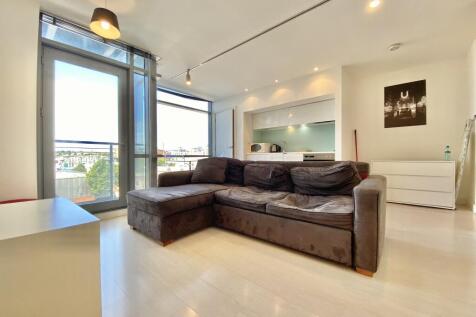 Modern and stylish studio apartment located in a prime position. The property is fully furnished with contemporary décor and features a well-designed open-plan living area with a fully equipped kitche