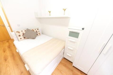 X1 The Junction and our other London Road properties are a short walk from the city centre with Lime Street Station located nearby. They offer the convenience of easy travel and enjoying all Liverpool