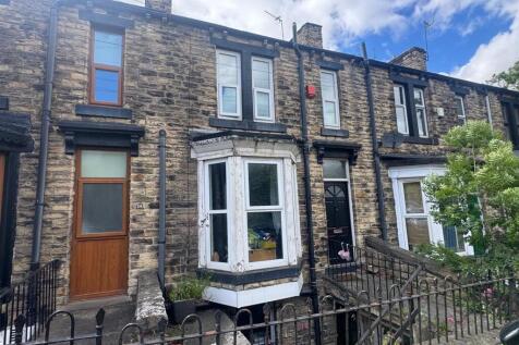 ***TWO BEDROOM MID TERRACE***ACCOMMODATION OVER THREE FLOORS***RODLEY*** A good size two bedroom mid terrace property that is located in the heart of Rodley. Accommodation which comprises of; entrance