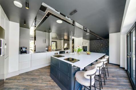 OPEN PLAN DINING KITCHEN AND FAMILY ROOM