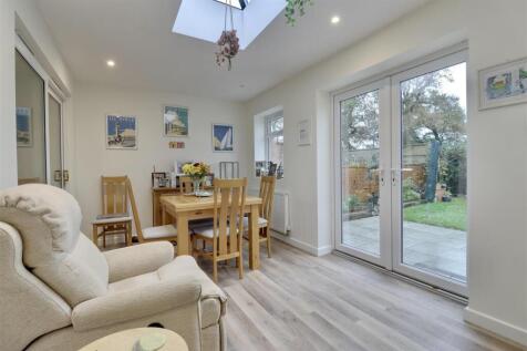 DINING/FAMILY ROOM