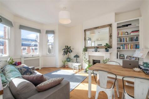 Situated on the first floor, this positively charming period conversion flat boasts an abundance of natural light and impressively high ceilings, in the sought-after East Putney Grid.