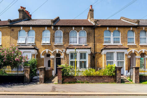 LONG LET. Bright 572sq/ft split-level apartment with a spacious front reception, large L-shaped fitted kitchen, generous double bedroom and modern bathroom, offering well-balanced living with a comfor