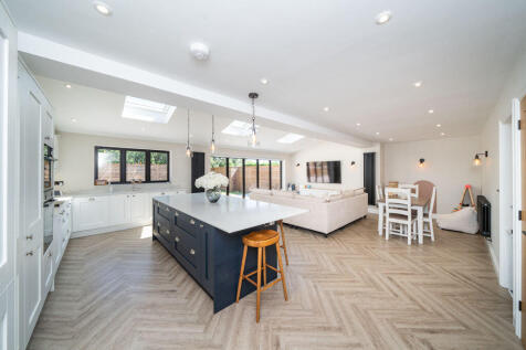 OPEN-PLAN KITCHEN/DINING/SITTING