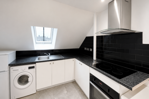 Located on the sought-after Montrose Avenue, Edgware, this bright and well-presented studio flat offers comfortable, modern living in a convenient location. Ideal for professionals or students, this s