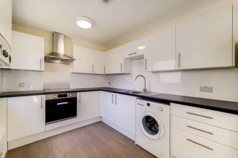 Excellent Large four bedroom maisonette conveniently located with easy access to both Mile End and Bow Road stations and a short walking distance to QMW University. The property benefits from being ne