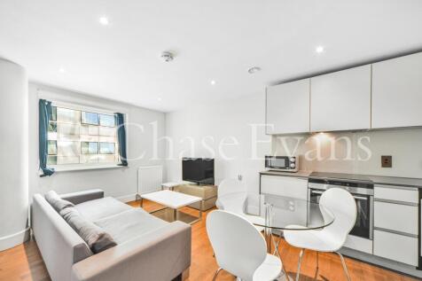 A studio suite within the Crawford Building, ideally located for the City’s transport links and amenities. This furnished studio includes an inviting living and dining area, fitted kitchen with integr