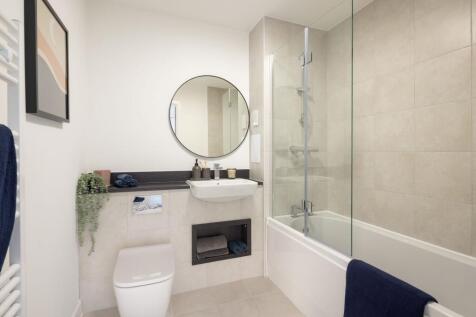 SHOW APARTMENT BATHROOM