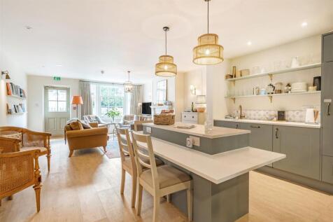 Owners Kitchen  &amp; Lounge.jpg