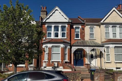 A well-presented two-bedroom split-level first floor flat set within an attractive period conversion, ideally located on one of Bounds Green´s most sought-after residential turnings. The property bene