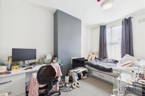 AVAILABLE 7 SEPTEMBER - 1 room in shared house, 2 bathrooms - Dwell Leeds are delighted to present to the market as part of its Professional Co-Living properties, this well presented 5 bedroom shared