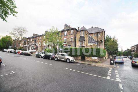 This 2 bed conversion flat is Located on Middleton Grove within walking distance to local tubes & amenities.