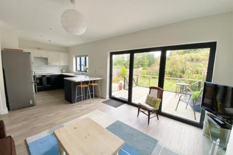 Lounge Kitchen pic 2.jpg