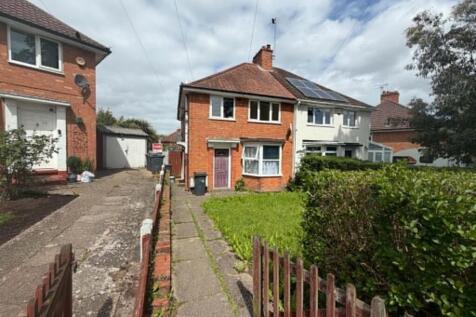 *ONE BEDROOM FLAT**AVAILABLE NOW* Nestled in the charming area of Kings Heath this delightful maisonette on Brentford Road offers a perfect blend of comfort and convenience. With one well-proportioned