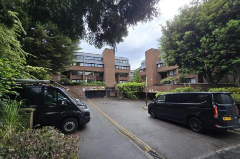 This is an exceptionally spacious two double bedroom flat with 2 balconies which has been completely renovated a few years ago. There's a stunning fully fitted kitchen with dishwasher and a separate u