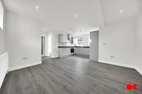 **FIRST-FLOOR APARTMENT WITH AN OPEN-PLAN KITCHEN. LOCATED ON THE SOUGHT-AFTER, GREEN STREET, FOREST GATE. WITHIN WALKING DISTANCE OF UPTON PARK UNDERGROUND STATION (DISTRICT LINE)** OC Homes are deli