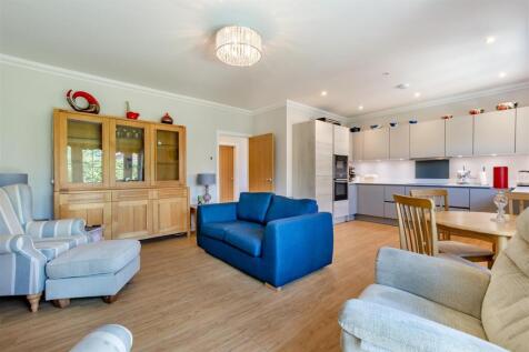 Lounge/Dining/Kitchen Area