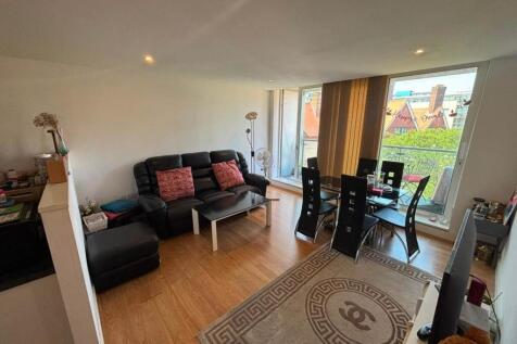 Lifestyle Property are delighted to market this superb 2 bedroom, 2 bathroom 3rd floor apartment located within a few minutes walk to Gallions Reach DLR Station. Property comprises of good sized open