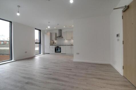 An apartment within a popular development, Parkview. Located to the East Side of Birmingham City Centre, within the Digbeth Area, offering fantastic access links. Benefitting from one double bedroom,