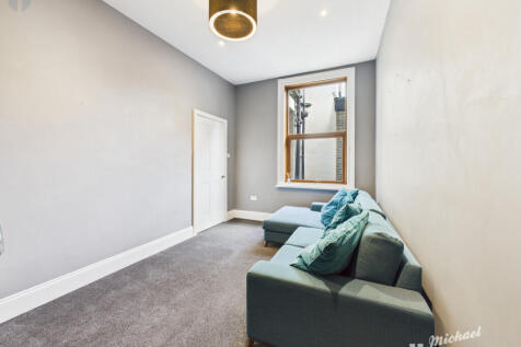 CAM03852G0-PR0425-STILL007