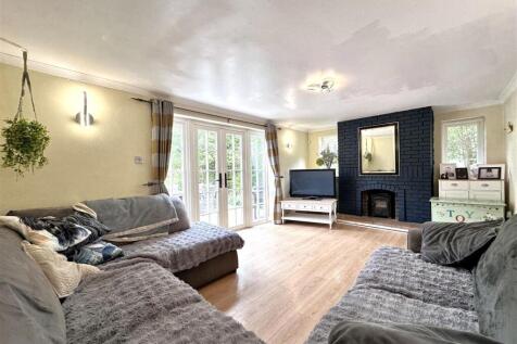 Spacious Living Room 990