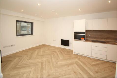 ONE BEDROOM TOP FLOOR APARTMENT IN THE HEART OF BRISTOL CITY CENTRE, This fabulous property boasts; very spacious entrance hallway large enough to add a desk with large utility cupboard open plan kitc