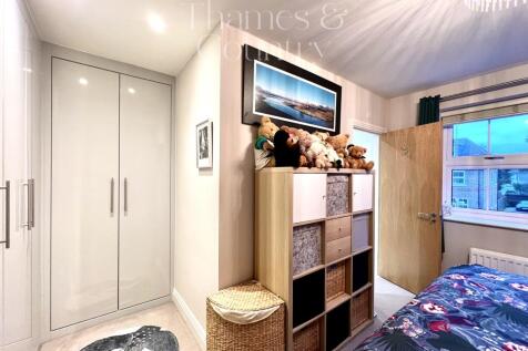 Please, bedroom built in wardrobe