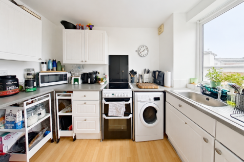 Stepney Marsh Limited present this lovely one bedroom Top floor flat in a private riverside development near Galleons Reach station and shopping centre. The flat is offered furnished and comes with on