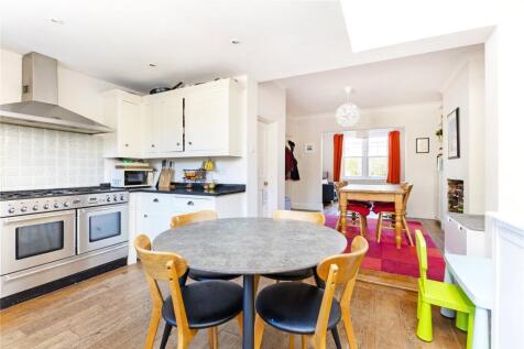 Kitchen/B&#39;fast Room