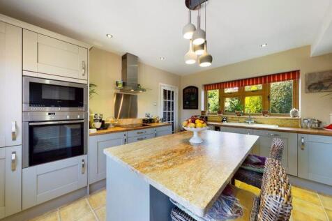 Kitchen with breakfast bar