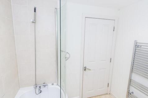 Family Bathroom (Photo Two)