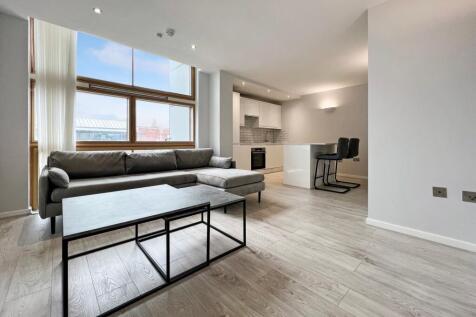 Luxurious 2 bed flat in Leeds city centre with high-spec open-plan living area, chef's dream kitchen, master bedroom with city views, second bedroom with ensuite. Surrounded by shops and restaurants,