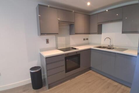 Stunning Apartment in THE MANSE 🌟 Features a secure gated development with guaranteed parking! Walking distance to Eccles Interchange & train station. 🚗