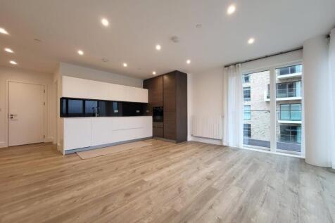 A lovely two bedroom two bath flat (11th floor) in Cobham House, Kidbrooke Village.