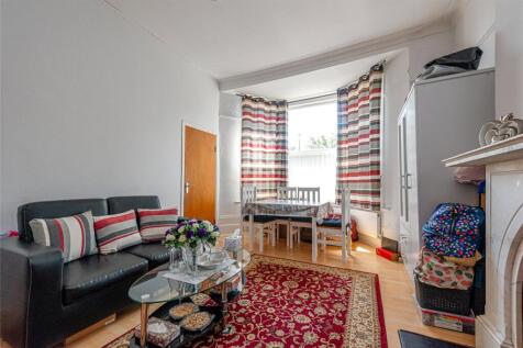 A well-presented and bright studio apartment set within an attractive period conversion on Holloway Road, ideally positioned just a short walk from Upper Holloway Station and within easy reach of Arch