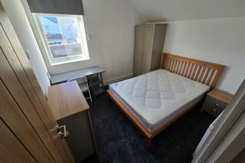 First floor rear bed