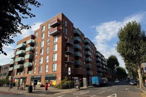 Metra Living welcomes you to Dovetail Place. We are proud to present this two bedroom two bathroom apartment on the fourth floor of this ever popular development on Lawrence Road, N15. Situated less t