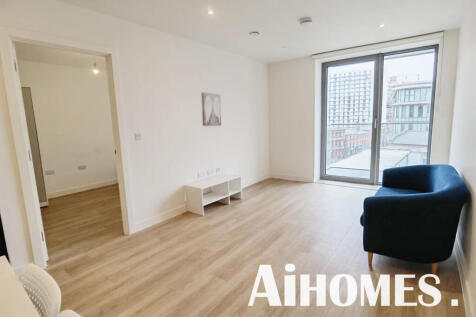 Nestled in the heart of Salford, this charming one-bedroom apartment at 3 New Kings Head Yard offers a delightful blend of modern living and convenience. Spanning an impressive 527 square feet, this w