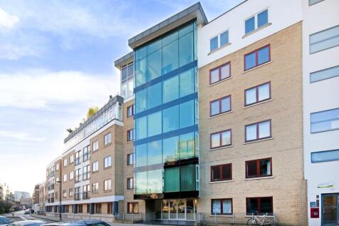 Located within this sought after development moments from Regents canal and within easy reach of angel this 1 double bedroom apartment with view over canal basin and benefit from communal roof terrace
