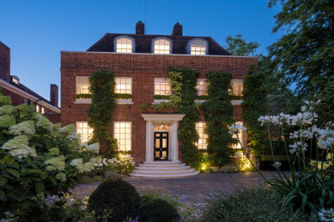10 bed, 10 bath Detached in London - Photo 1