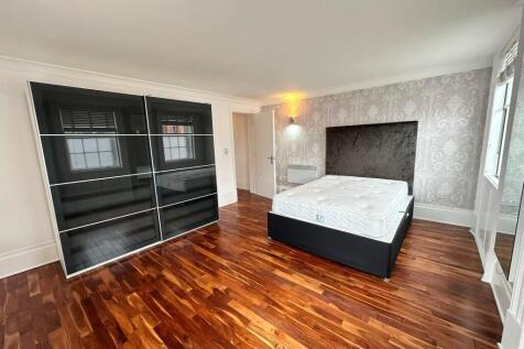 ** Zero Deposit Guarantee Available **
*AVAILABLE NOW*. This gorgeous two bed property is located in the heart of the city centre, a few minutes from the train station and with views and a balcony ove
