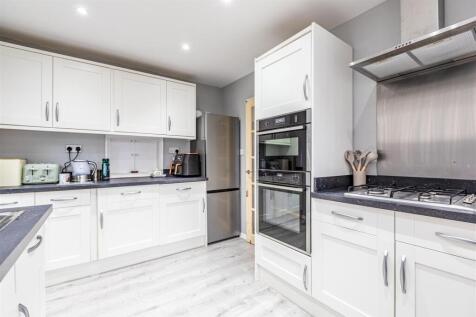 3 Kashmir Close, New Haw, KT15 3JD - 20.jpg