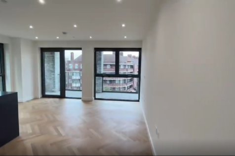 Offering contemporary waterside living in Emperor Point, this two-bedroom apartment combines strong transport connectivity with premium on-site facilities and a highly desirable Woodberry Down locatio