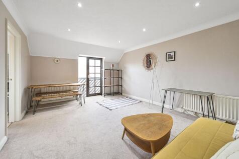 ZERO DEPOSIT AVAILABLE. LONG LET. This great 2 bedroom 2nd floor flat is located on a quiet development in Colindale, and benefits from a spacious reception room, 2 good-sized bedrooms and a separate
